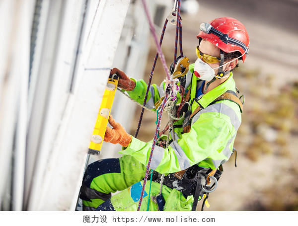 在高处吊威亚的建筑工人励志辛苦工作